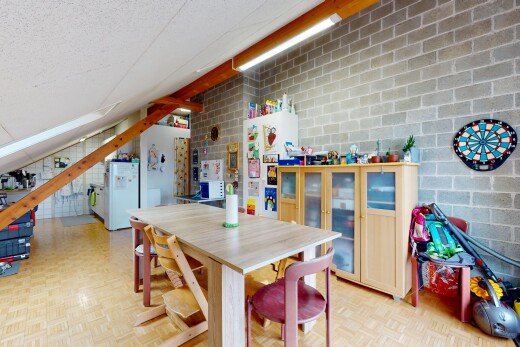 salle à manger avec escaliers et mur en blocs de béton