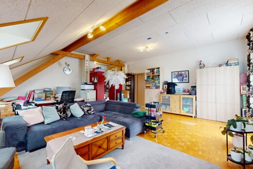 salon avec plafond à poutres et cloison sèche