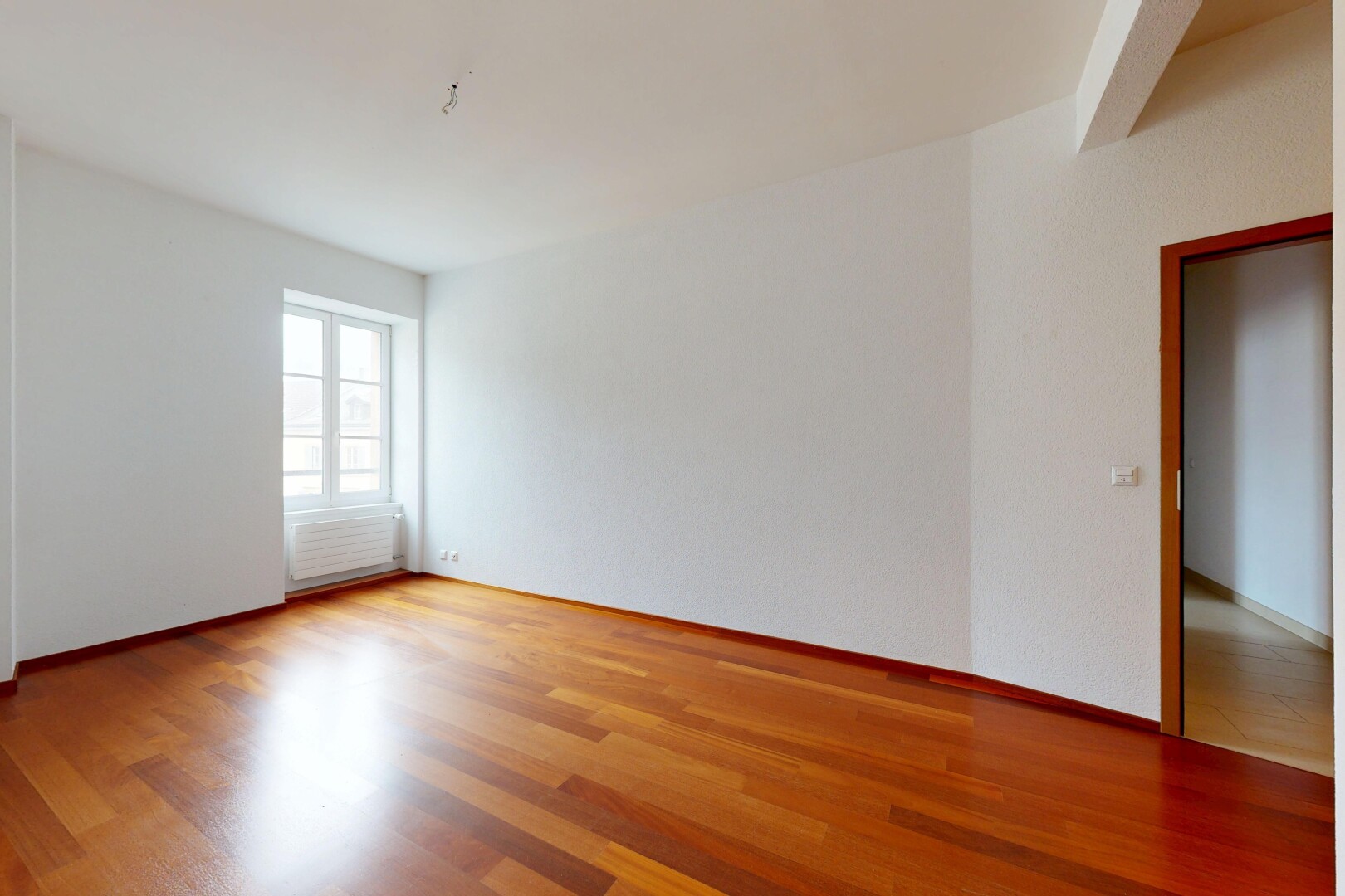 leerer raum mit inside property, holzfußboden, wood finish floor, natürliches licht, und natural light