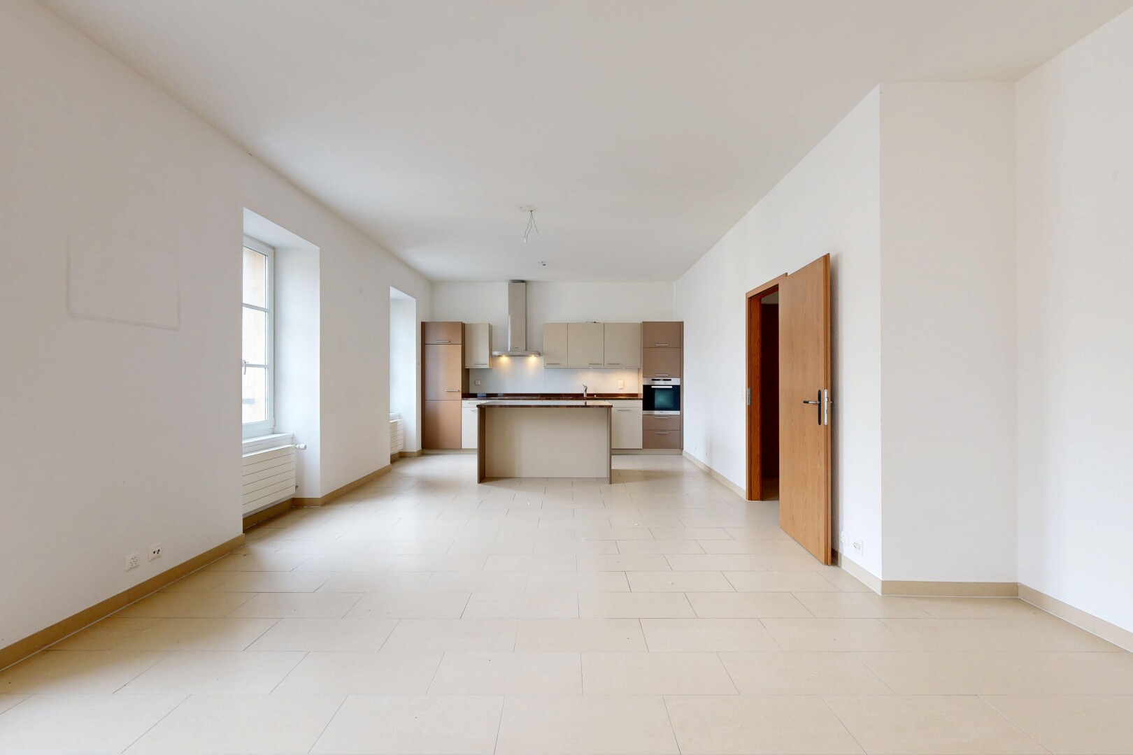 küche mit öffnet sich zum wohnraum, inside property, gipskartonwand, drywall, und natürliches licht