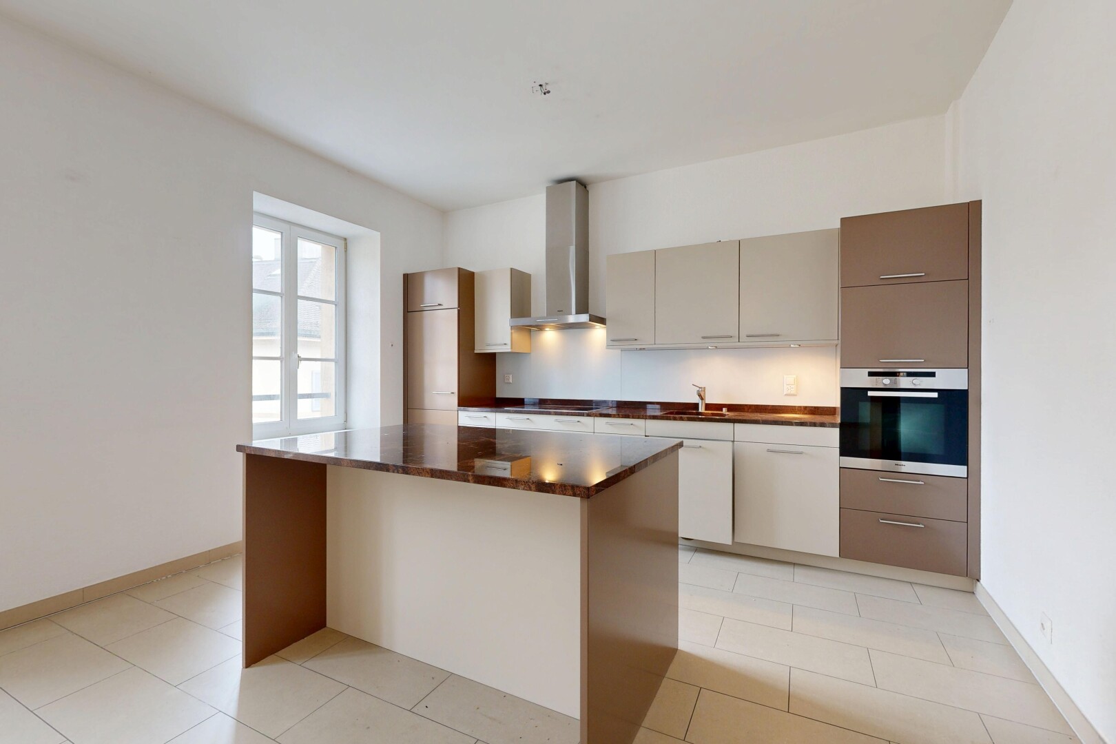 küche mit wandküche, baseboards wall, sockelleisten, ofen, und natural light