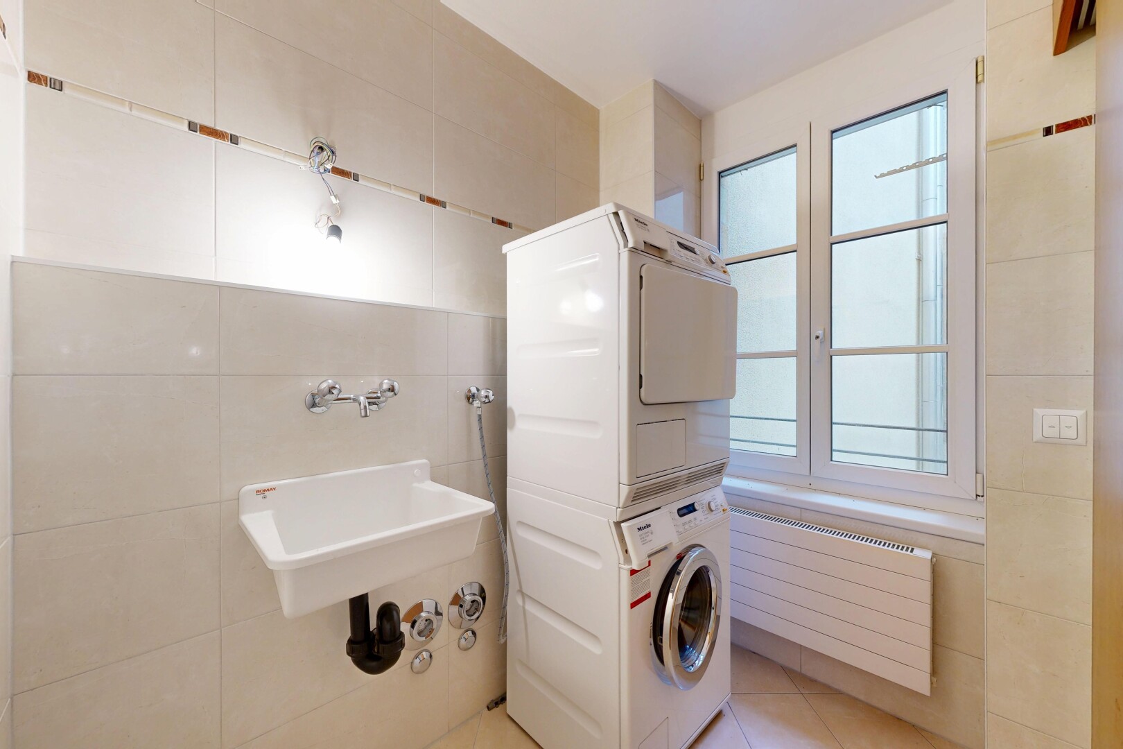 wäschekammer mit fliesenwand, tile wall, natürliches licht, natural light, und inside property