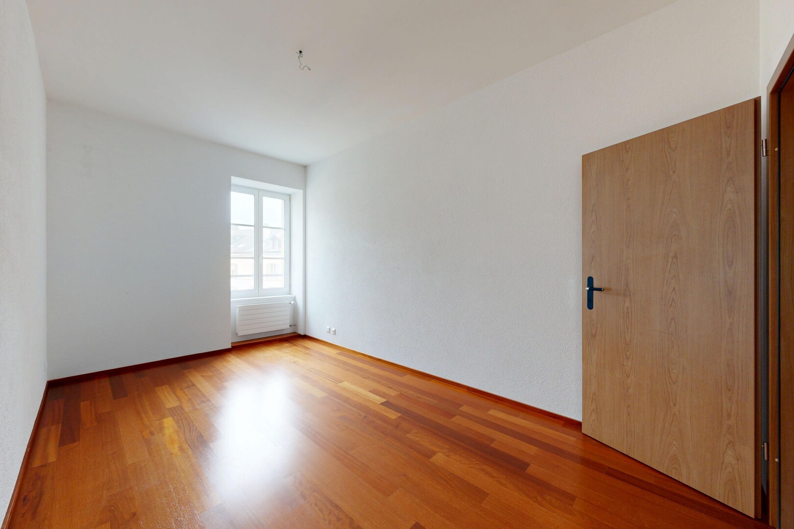 leerer raum mit natural light, natürliches licht, wood finish floor, holzfußboden, und inside property