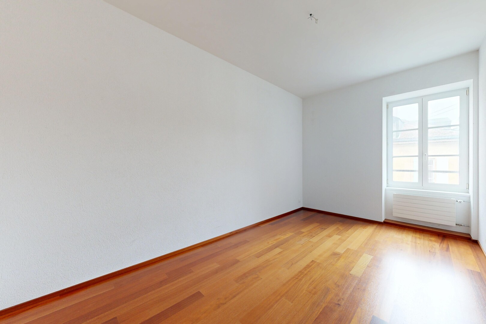 leerer raum mit wood finish floor, holzfußboden, natural light, natürliches licht, und drywall