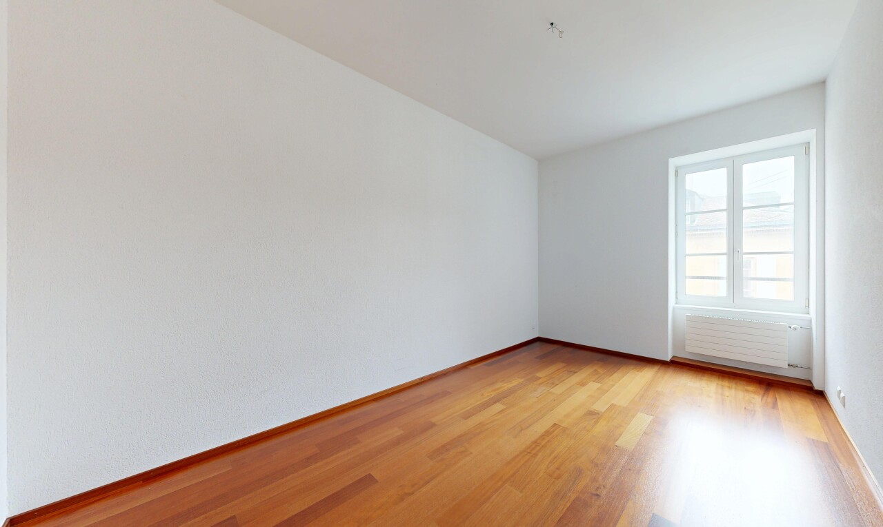 leerer raum mit wood finish floor, holzfußboden, natural light, natürliches licht, und drywall