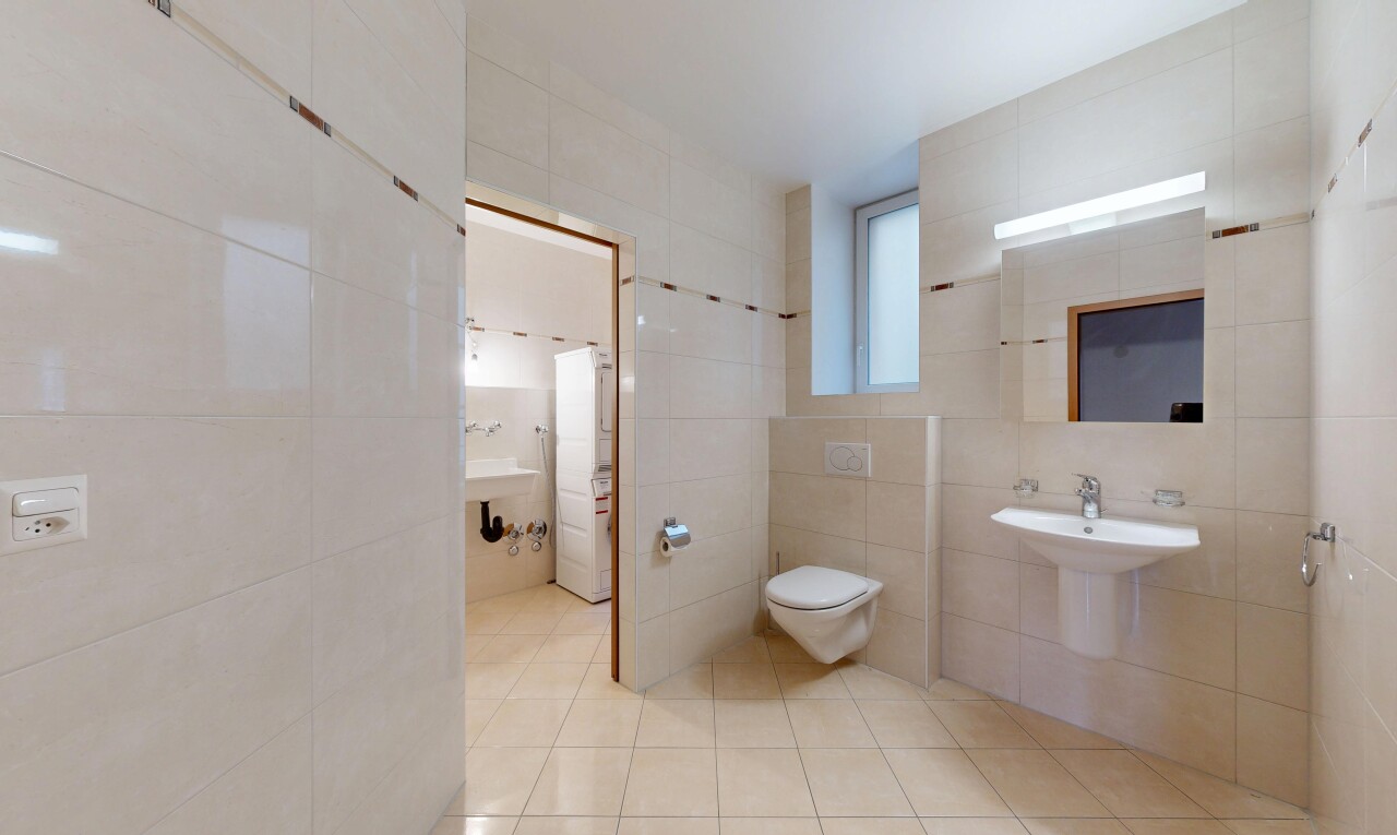 bad mit tile wall, fliesenwand, tile floor, fliesenboden, und spiegel