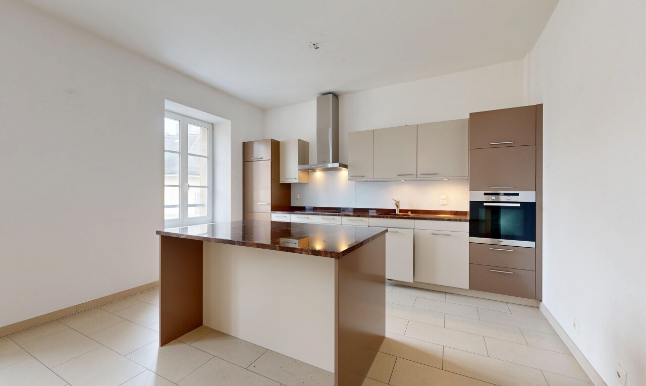 küche mit wandküche, baseboards wall, sockelleisten, ofen, und natural light