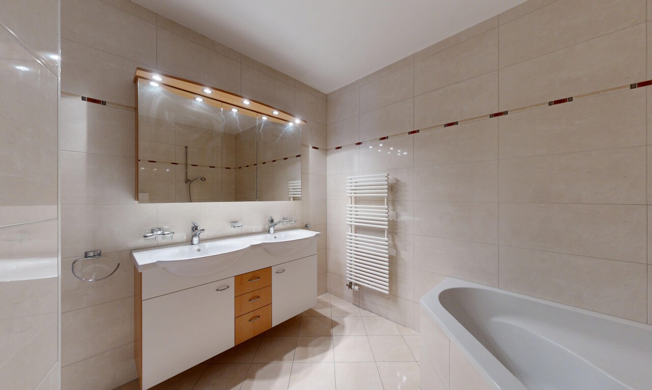 bad mit tile wall, fliesenwand, handtuchwärmer, komplettes badezimmer, und kühler