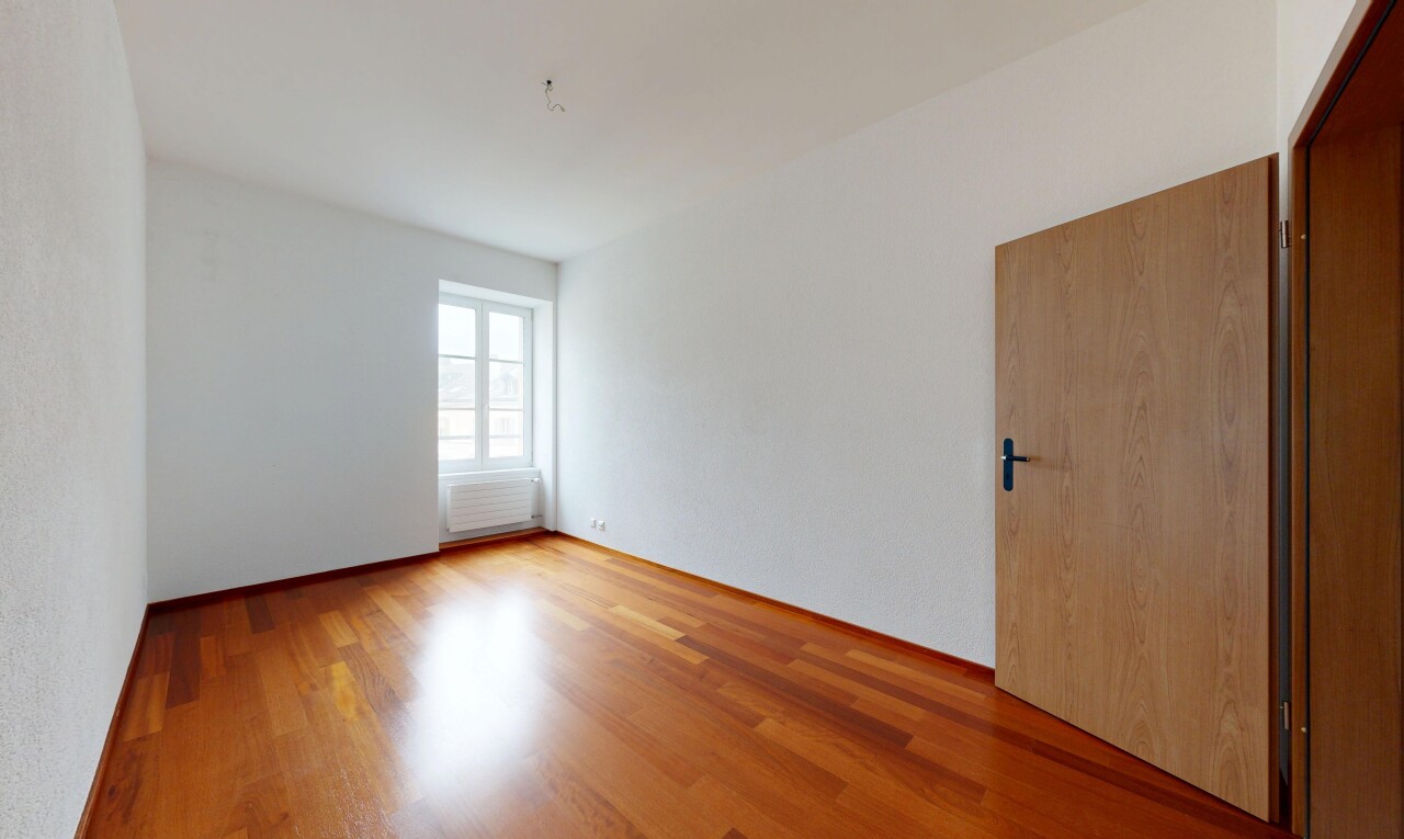 leerer raum mit natural light, natürliches licht, wood finish floor, holzfußboden, und inside property