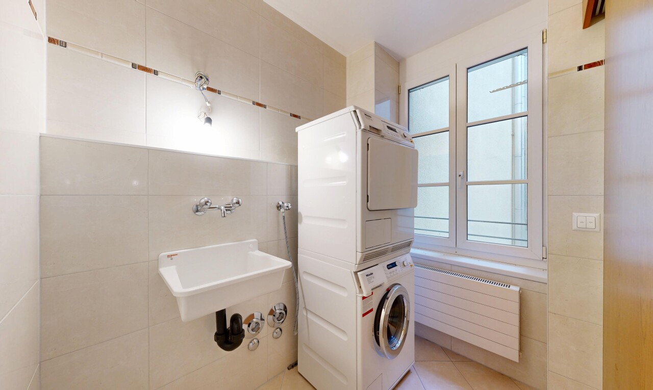 wäschekammer mit fliesenwand, tile wall, natürliches licht, natural light, und inside property