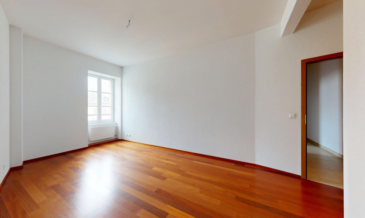 leerer raum mit inside property, holzfußboden, wood finish floor, natürliches licht, und natural light