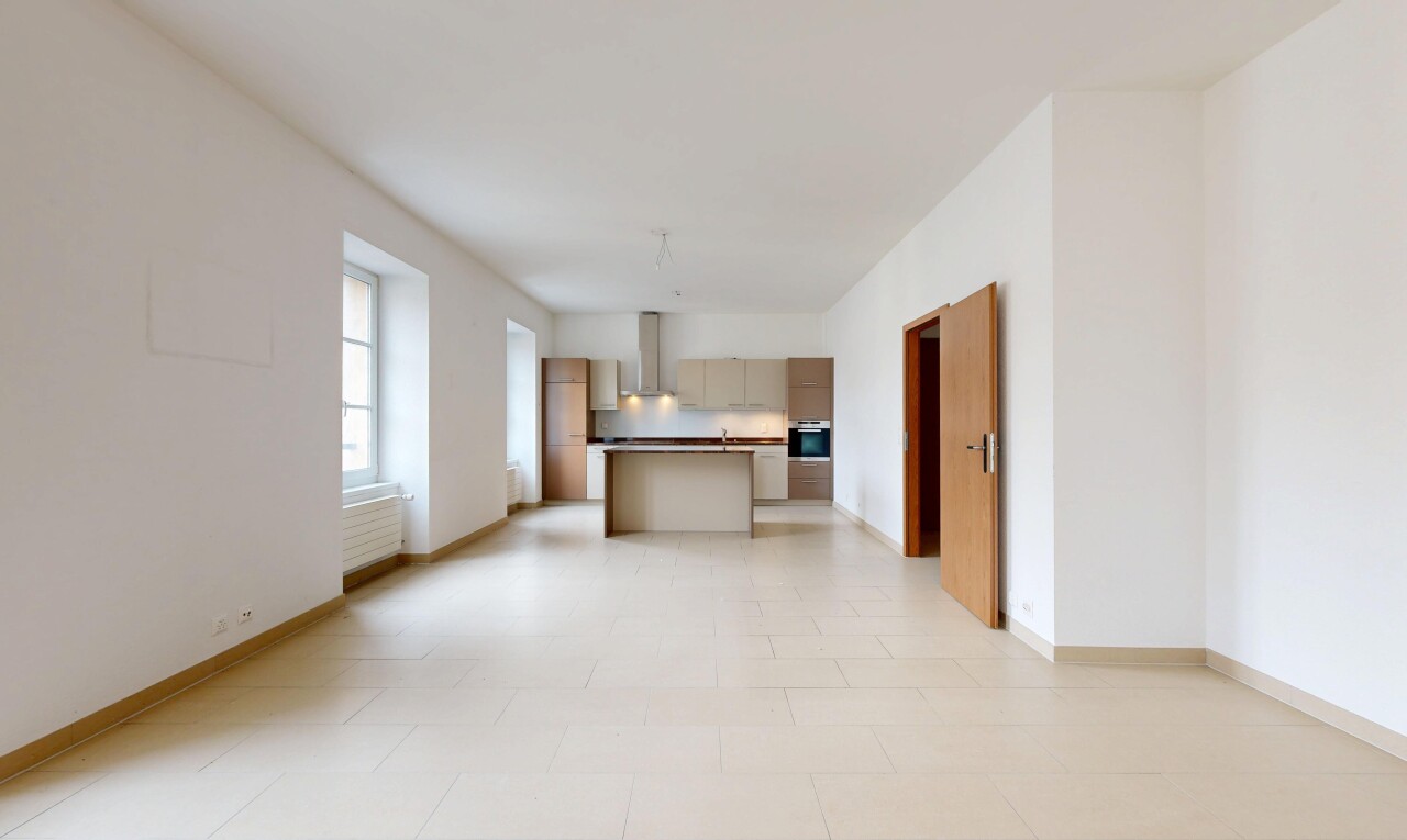 küche mit öffnet sich zum wohnraum, inside property, gipskartonwand, drywall, und natürliches licht