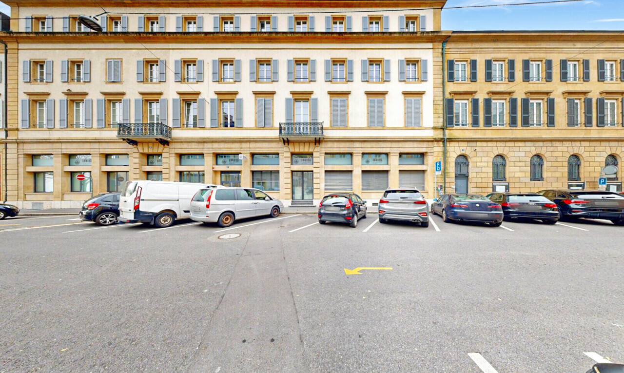 außenansicht mit day time und parkplatz