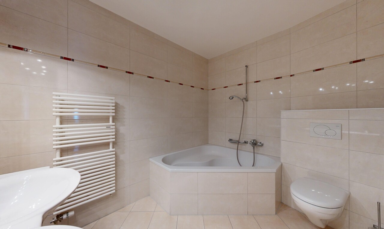 bad mit tile wall, fliesenwand, komplettes badezimmer, kühler, und tile floor