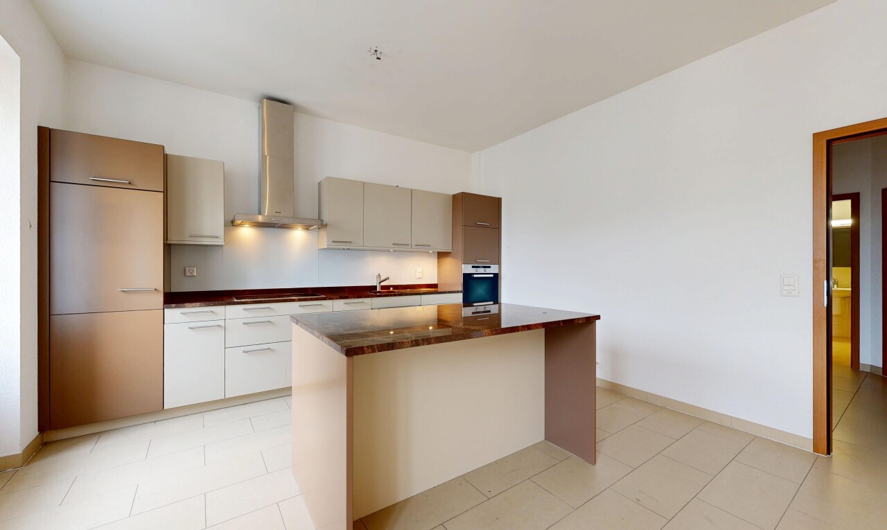 küche mit dunstabzugshaube, drywall, gipskartonwand, tile floor, und fliesenboden