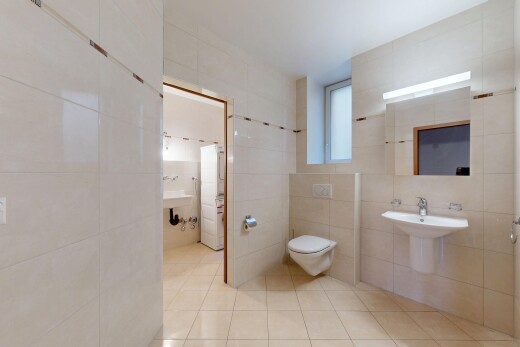 bad mit tile wall, fliesenwand, tile floor, fliesenboden, und spiegel