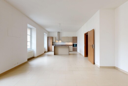 küche mit öffnet sich zum wohnraum, inside property, gipskartonwand, drywall, und natürliches licht