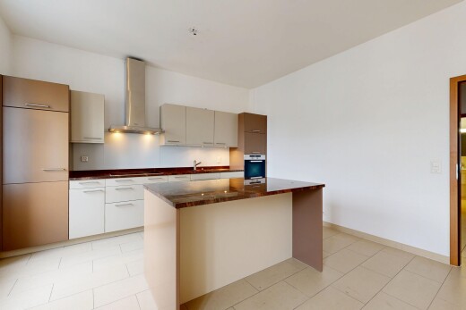 küche mit dunstabzugshaube, drywall, gipskartonwand, tile floor, und fliesenboden