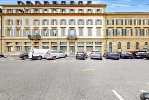 außenansicht mit day time und parkplatz