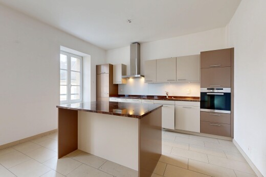 küche mit wandküche, baseboards wall, sockelleisten, ofen, und natural light