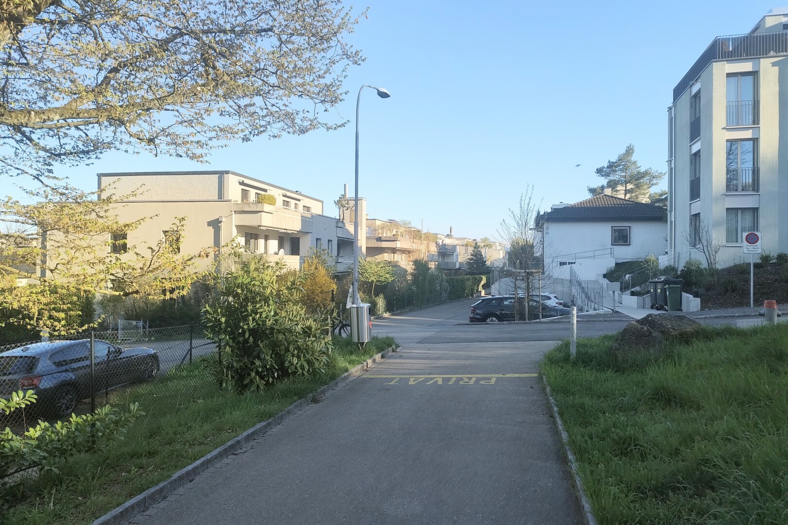 außenansicht mit straßenlaternen und day time