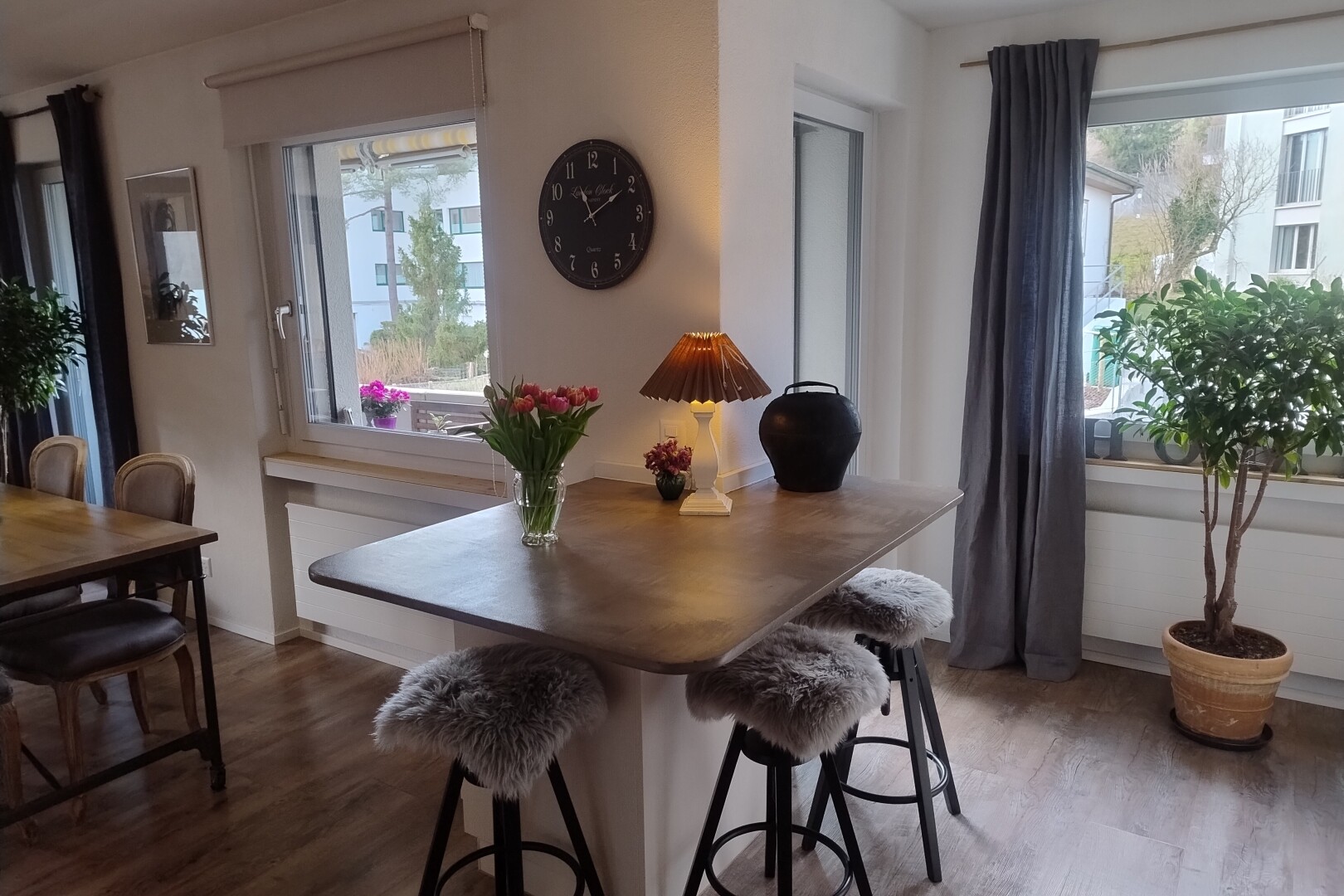 esszimmer mit inside property, holzfußboden, wood finish floor, gipskartonwand, und drywall