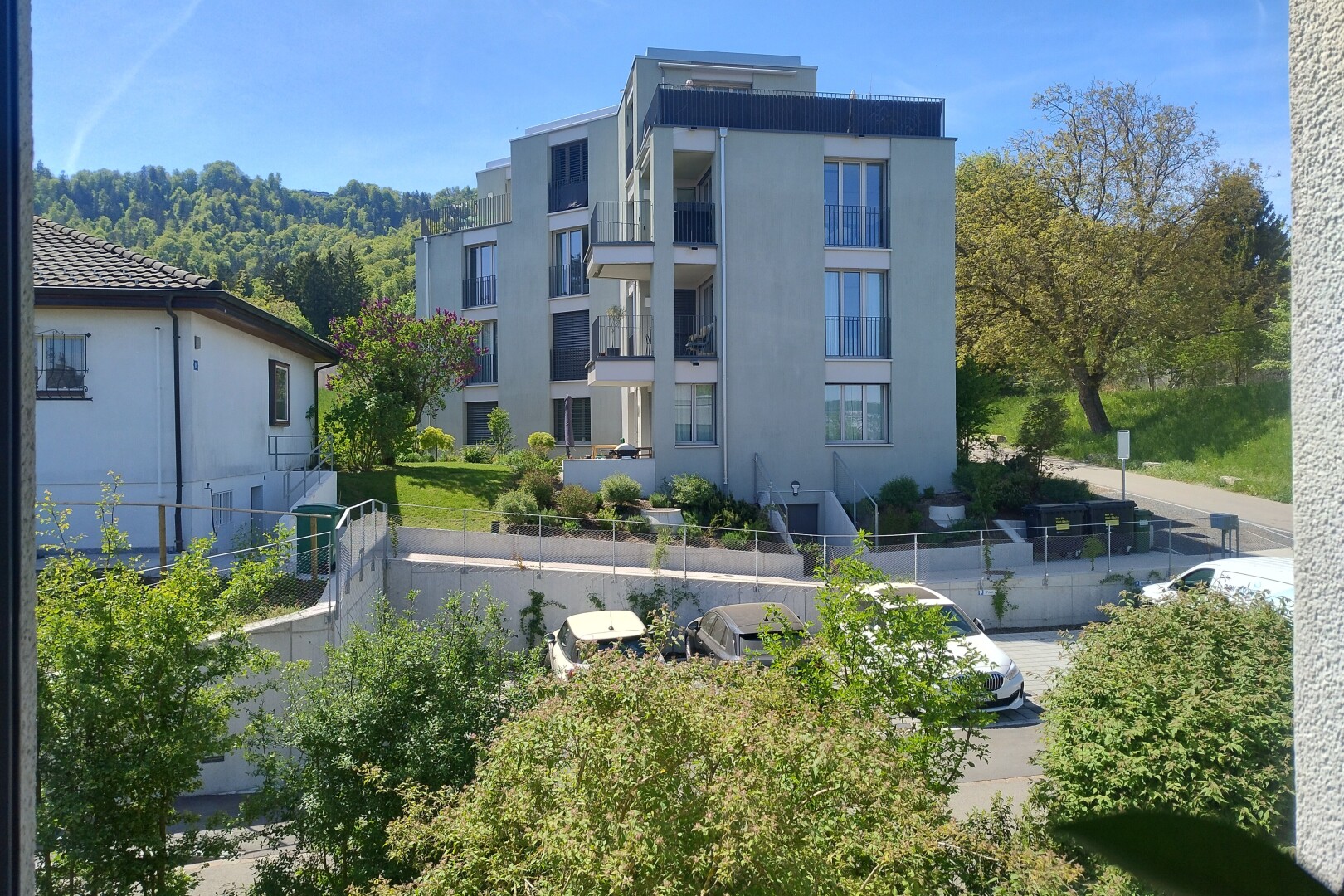 außenansicht mit day time, zaun, blick auf wohnanlage, und apartment complex view