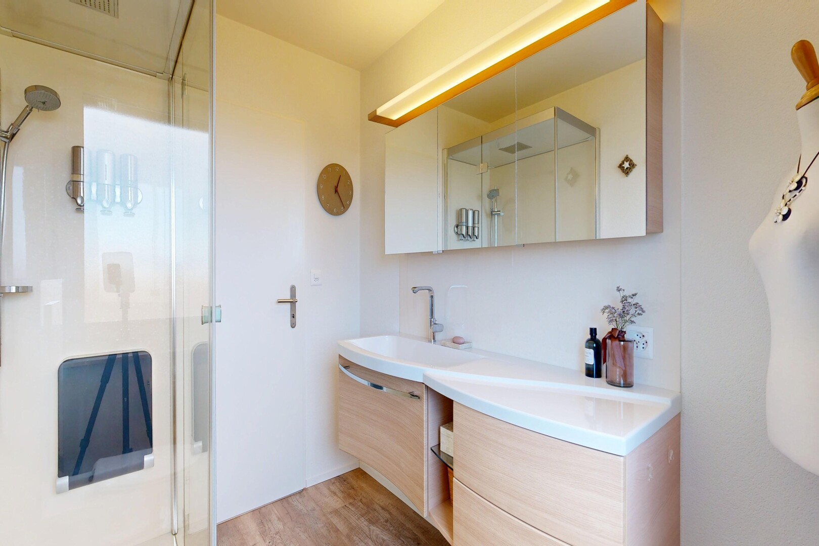 bad mit dusche, komplettes badezimmer, schminktisch, waschbecken, und drywall