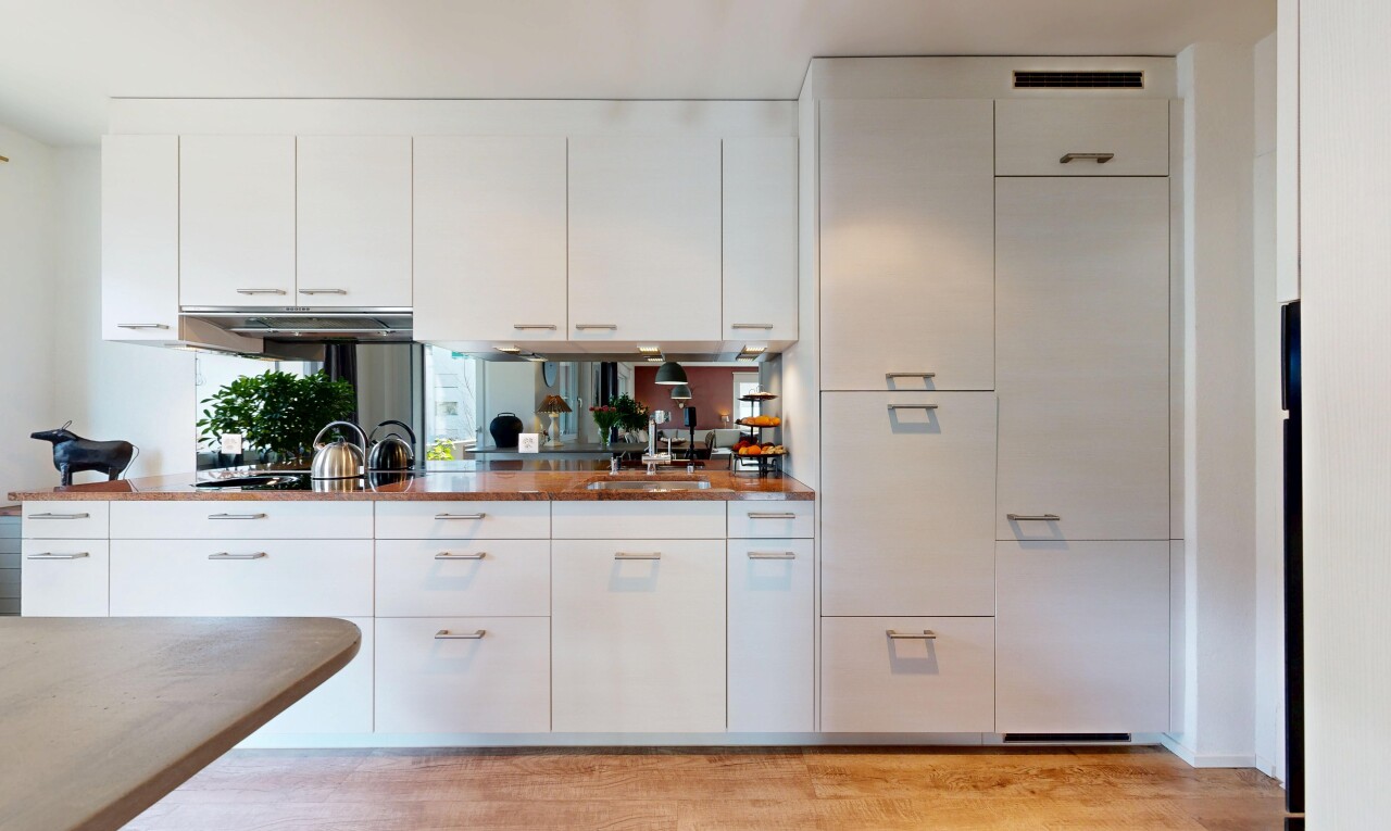 küche mit weiße schränke, white cabinets, light floor, inside property, und waschbecken