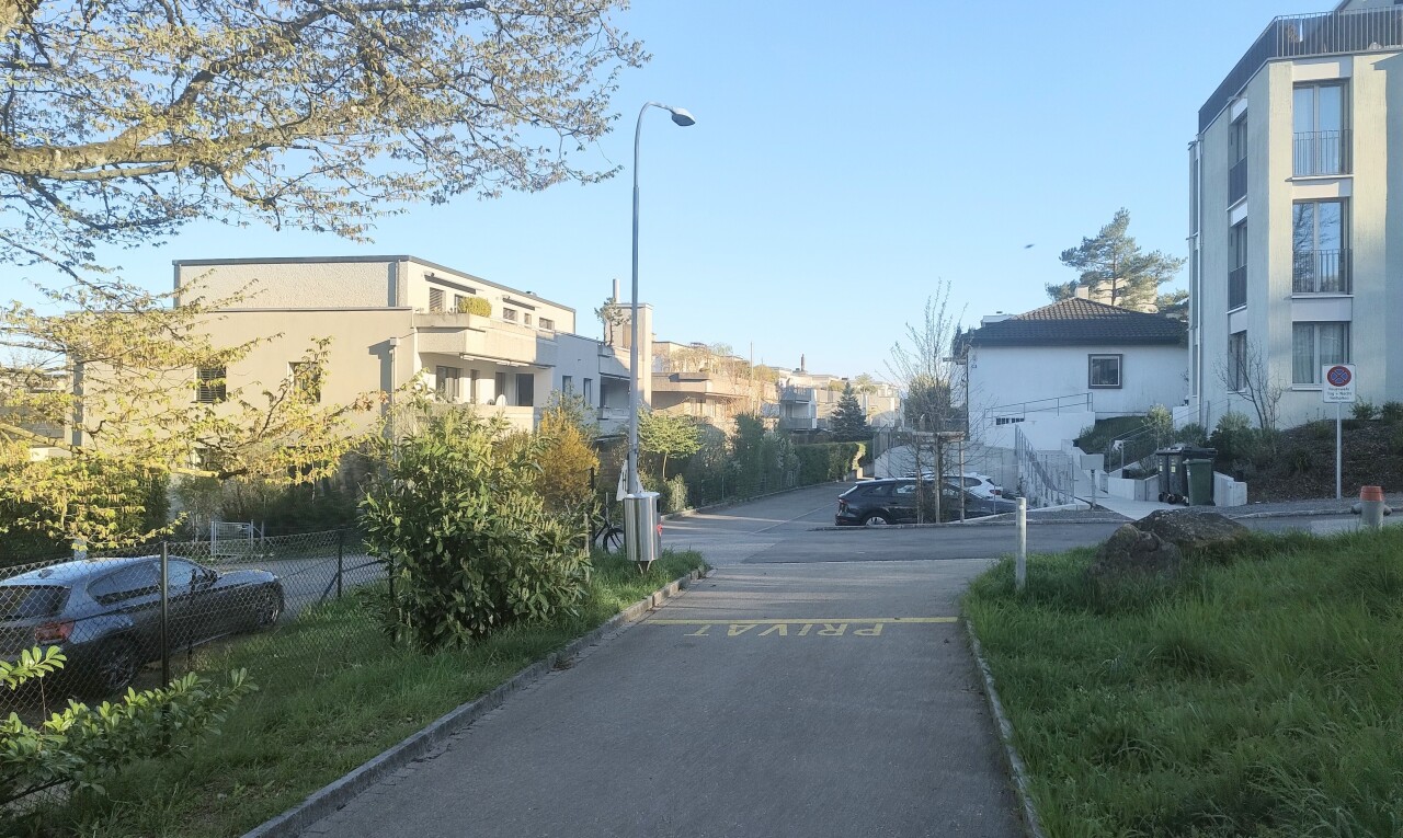 außenansicht mit straßenlaternen und day time
