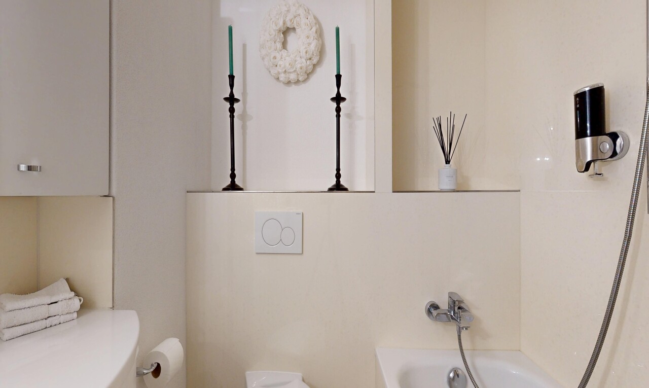bad mit toilette, komplettes badezimmer, inside property, bad, und gipskartonwand