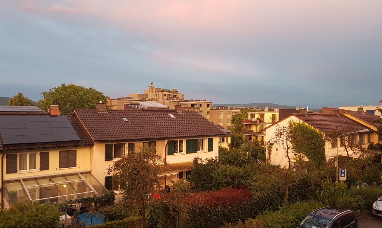 außenansicht mit solaranlage, schornstein, wintergarten, stuckverkleidung, und ziegeldach
