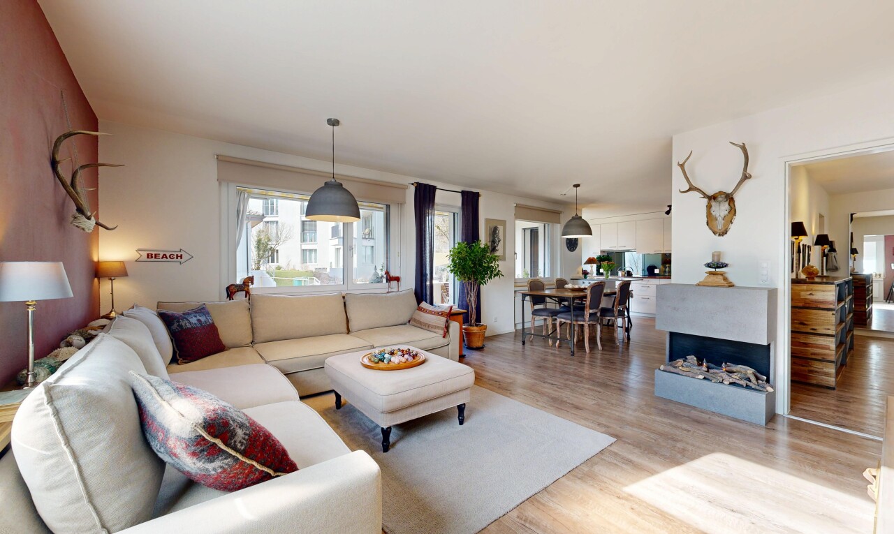 wohn- / esszimmer mit inside property, drywall, gipskartonwand, wood finish floor, und holzfußboden