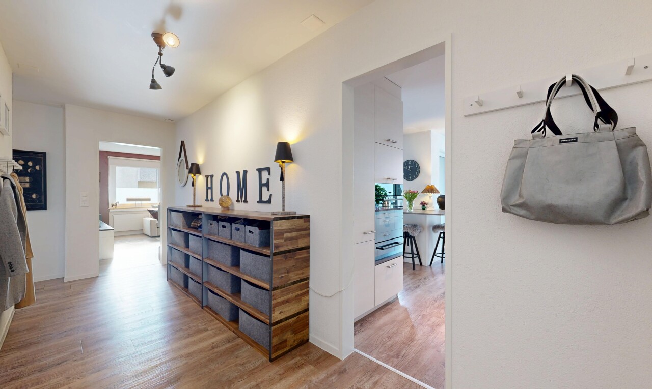 halle / korridor mit wood finish floor, holzfußboden, inside property, drywall, und gipskartonwand