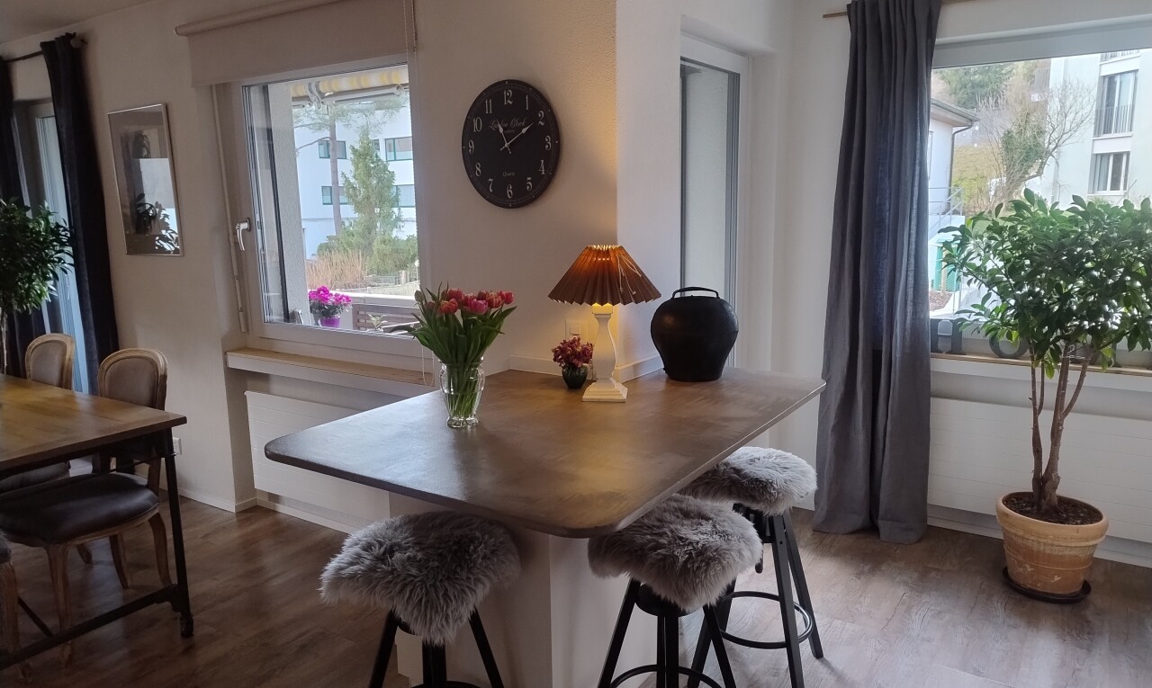 esszimmer mit inside property, holzfußboden, wood finish floor, gipskartonwand, und drywall