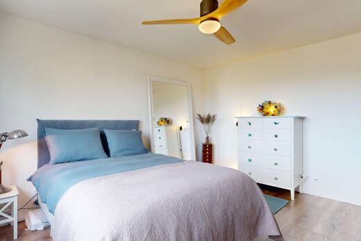 zimmer / schlafzimmer mit gipskartonwand, drywall, holzfußboden, wood finish floor, und inside property