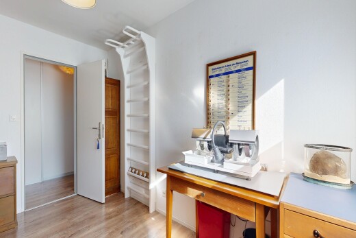 bureau avec espace bureau, inside property, drywall, cloison sèche, et wood finish floor