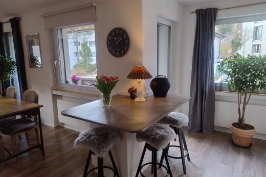 salle à manger avec inside property, sol en finition bois, wood finish floor, cloison sèche, et drywall