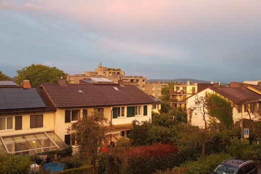 außenansicht mit solaranlage, schornstein, wintergarten, stuckverkleidung, und ziegeldach