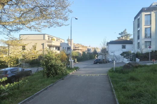 außenansicht mit straßenlaternen und day time