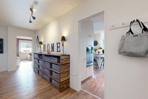 couloir avec wood finish floor, sol en finition bois, inside property, drywall, et cloison sèche