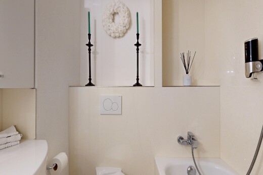 salle de bains avec toilette, salle de bain complète, inside property, bain, et cloison sèche