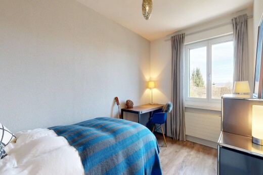 zimmer / schlafzimmer mit holzfußboden, wood finish floor, natürliches licht, natural light, und inside property