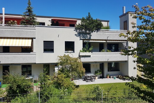 außenansicht mit apartment complex view, stuckverkleidung, terrasse, day time, und balkon