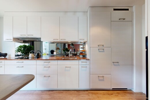 cuisine avec armoires blanches, white cabinets, light floor, inside property, et évier