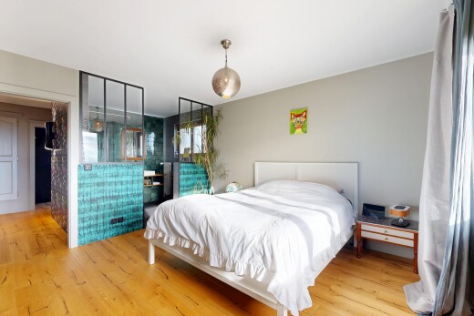 zimmer / schlafzimmer mit drywall, gipskartonwand, wood finish floor, holzfußboden, und inside property