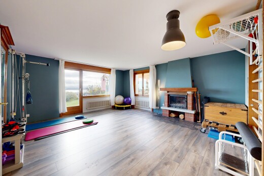 wohnzimmer mit natural light, natürliches licht, inside property, wood finish floor, und holzfußboden