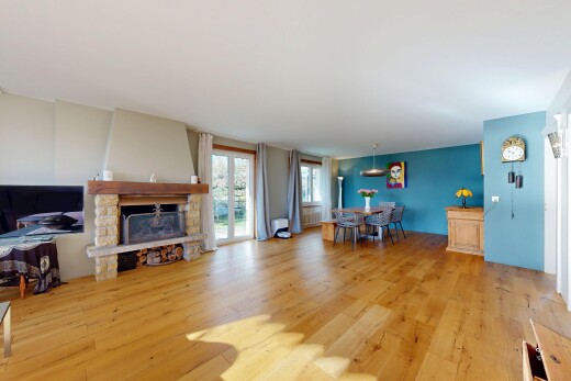 esszimmer mit natural light, natürliches licht, wood finish floor, holzfußboden, und drywall