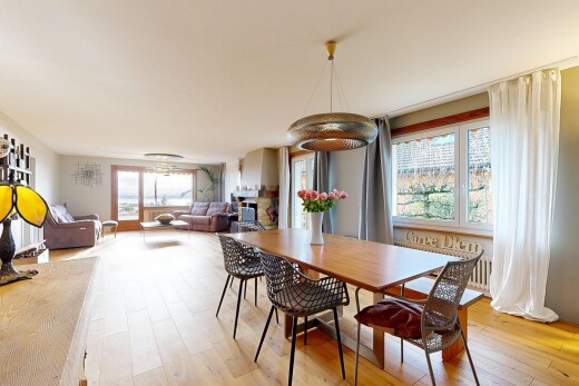 wohn- / esszimmer mit inside property, wood finish floor, holzfußboden, drywall, und gipskartonwand