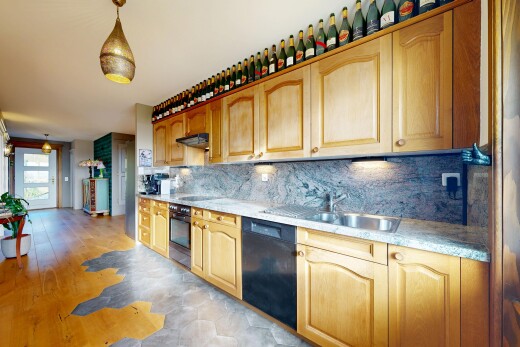 küche mit bogenförmige schränke, pendelleuchte, küchenrückwand beim herd, küchenrückwand beim Herd, und natural light